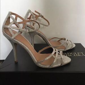 Badgley Mischka Kerrington White Silver Size 7 New